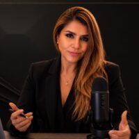 Alisha Lizbeth es periodista especializada en inteligencia artificial, guionista y autora de Sana Tu Corazón Roto, un libro inspirado en la obra de Tony Robbins, a quien se lo entregó en mano, y que también presentó ante la presidenta de México, Claudia Sheinbaum. Se formó como guionista en Televisa, trabajó en marketing en Doctoralia y escribe sobre IA en Revista Gadgets. Hoy dirige Método Referente, el programa con el que acompaña a psicólogos, pediatras, nutricionistas, fisioterapeutas y otros profesionales de la salud y el bienestar a publicar un libro estratégico que los posicione como referentes en su campo.