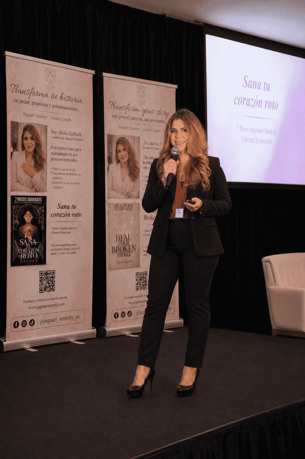 Alisha Lizbeth presentando su libro ante una audiencia